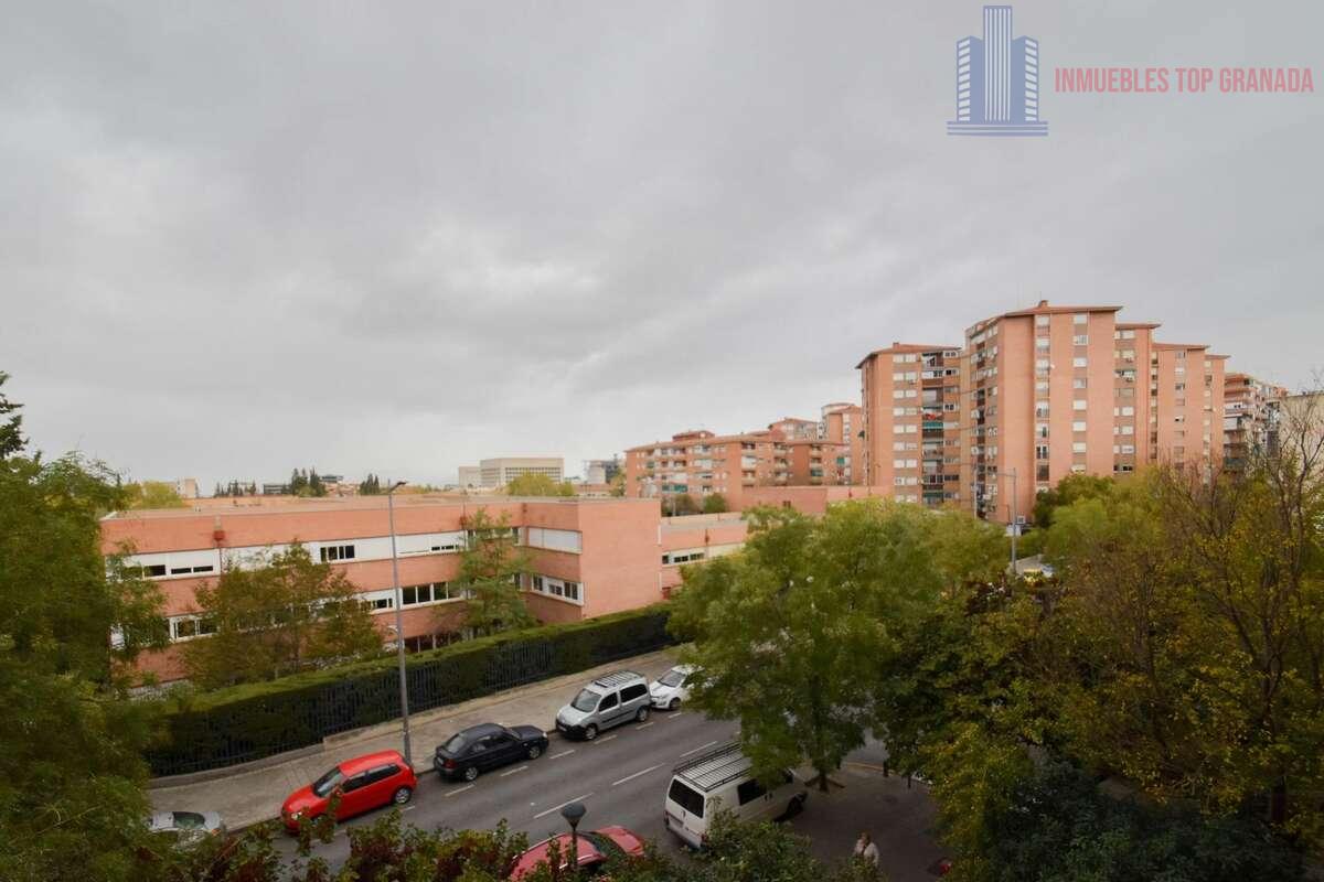 For sale of flat in Granada