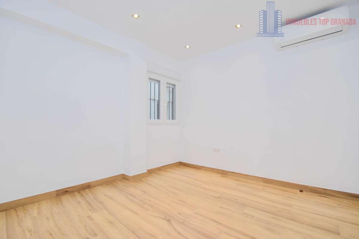 For sale of flat in Granada