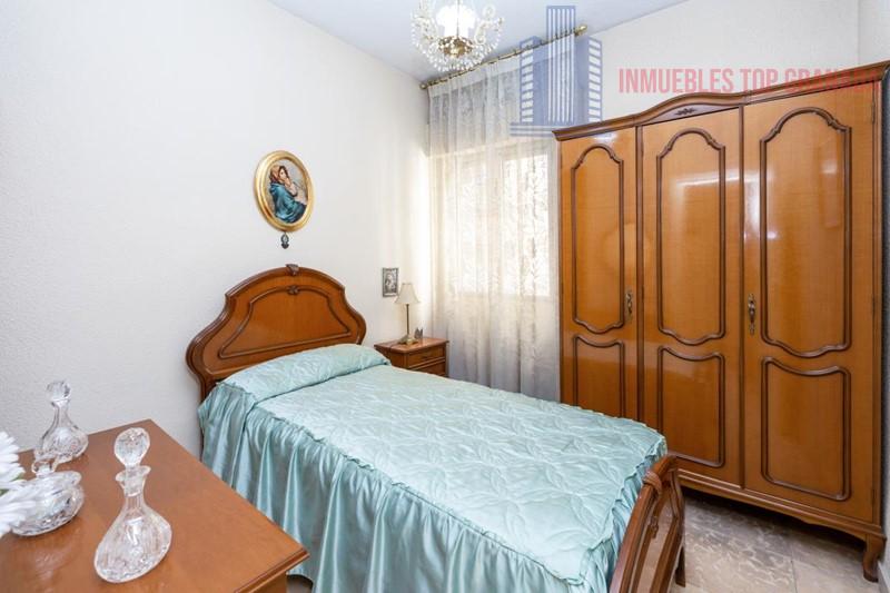 For sale of flat in Granada