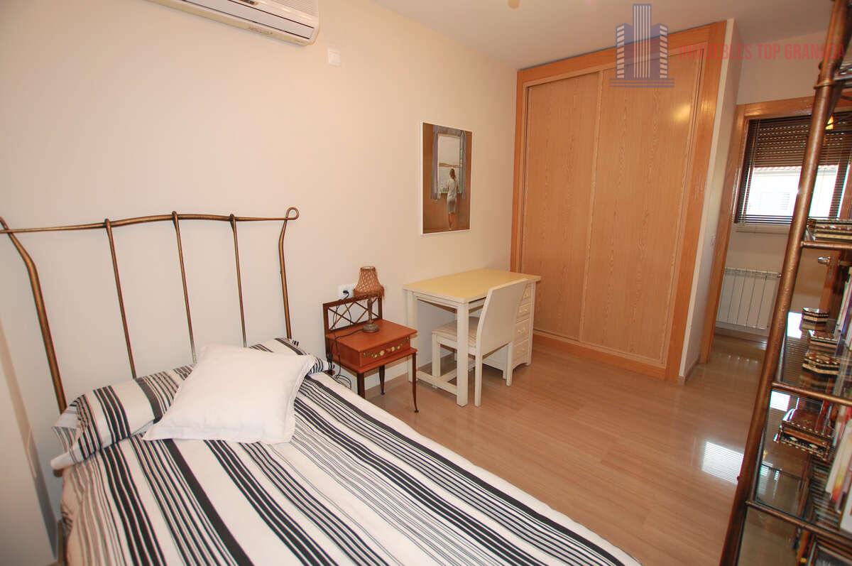 For sale of house in Granada