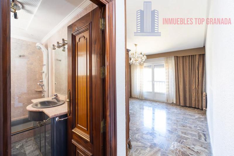 For sale of flat in Granada
