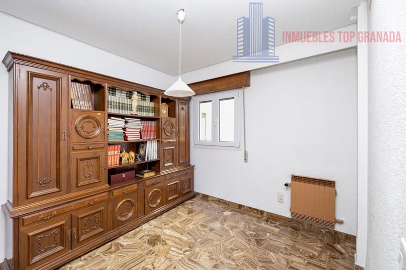 For sale of flat in Granada