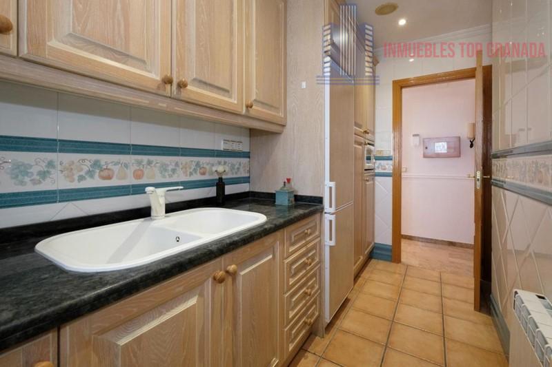 For sale of penthouse in Maracena
