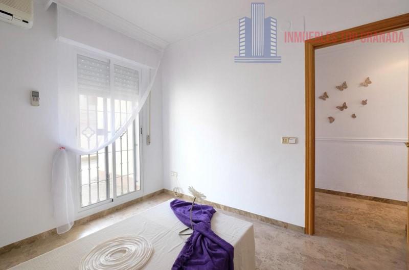For sale of penthouse in Maracena