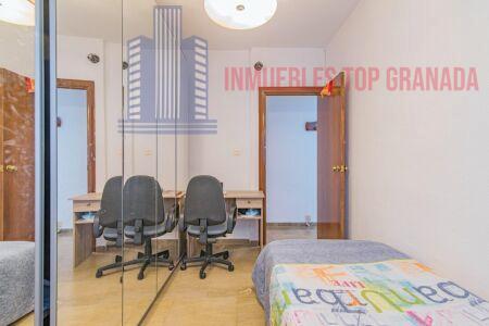 For sale of flat in Granada