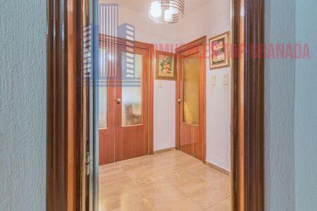 For sale of flat in Granada