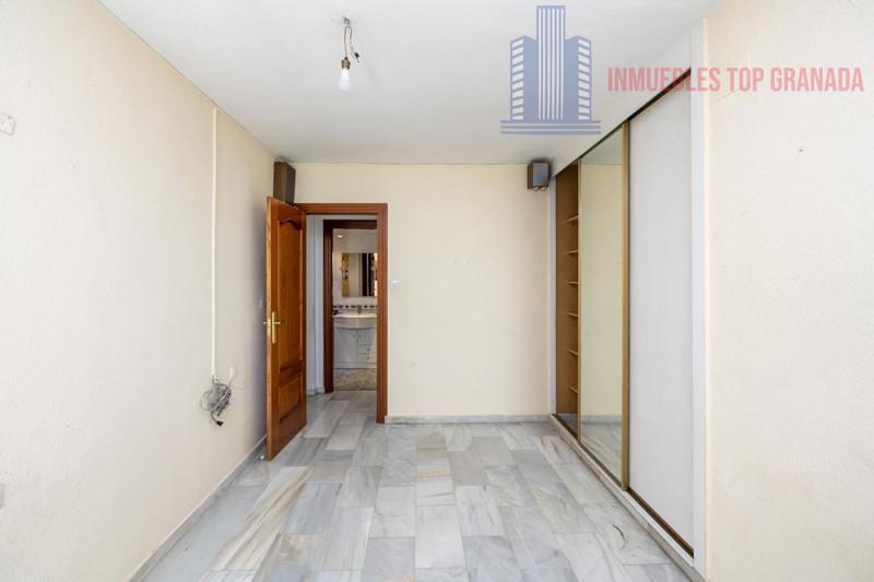For sale of flat in Granada