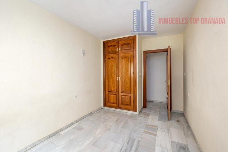 For sale of flat in Granada