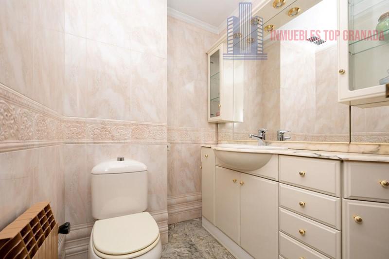 For sale of flat in Granada
