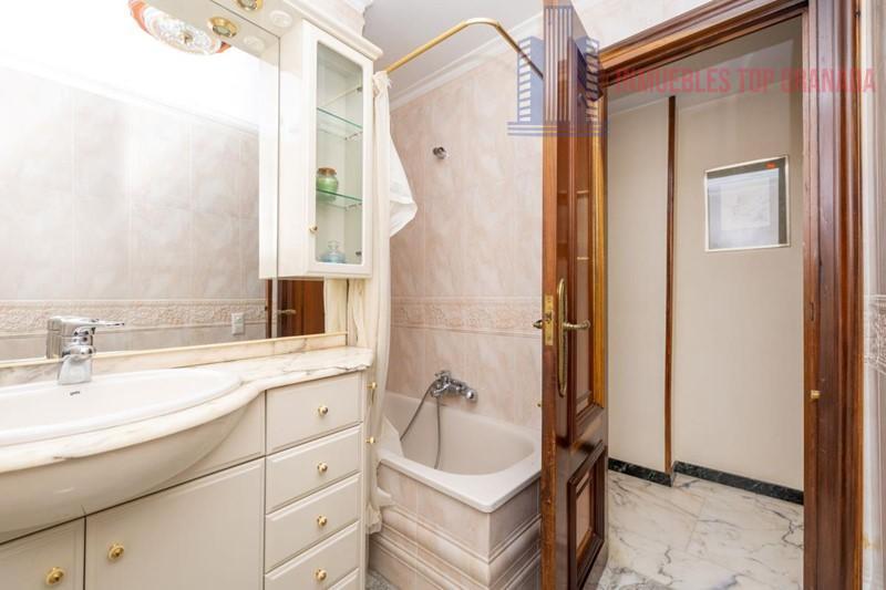 For sale of flat in Granada