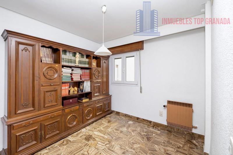 For sale of flat in Granada