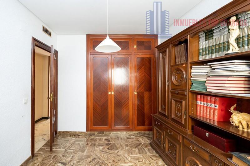For sale of flat in Granada