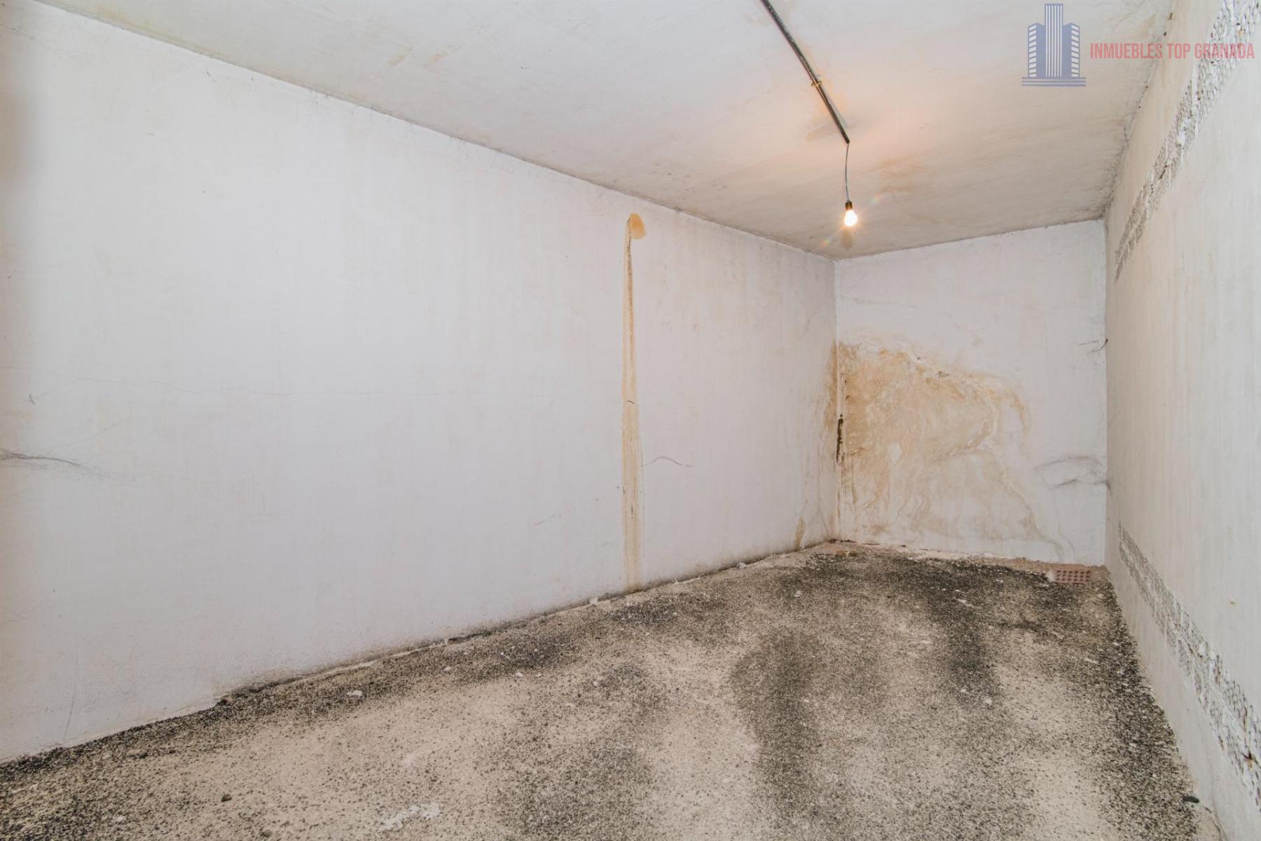 For sale of garage in Granada