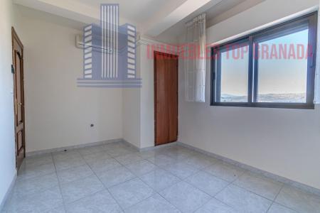 For sale of flat in Iznalloz