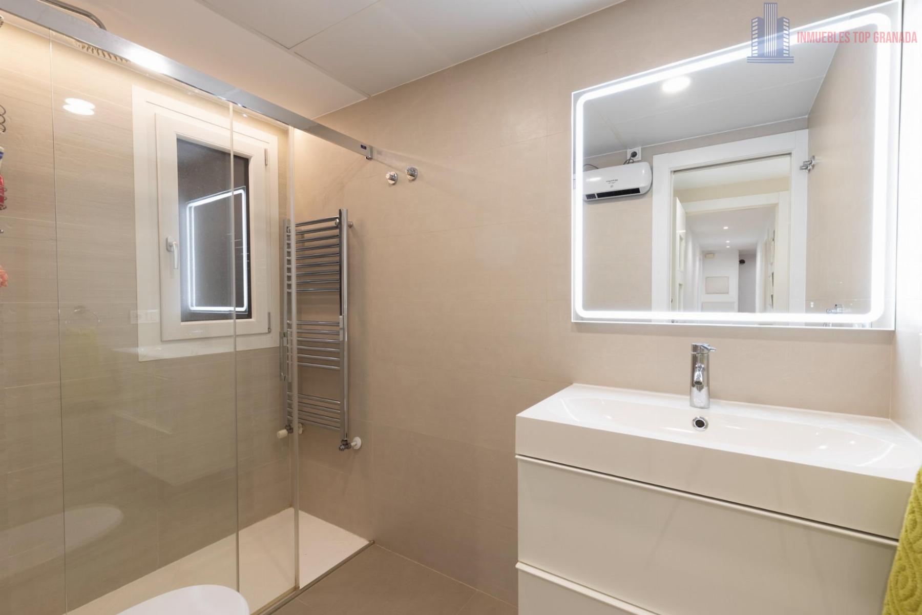 For sale of flat in Granada
