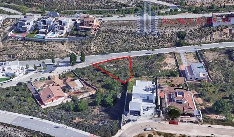For sale of land in Padul