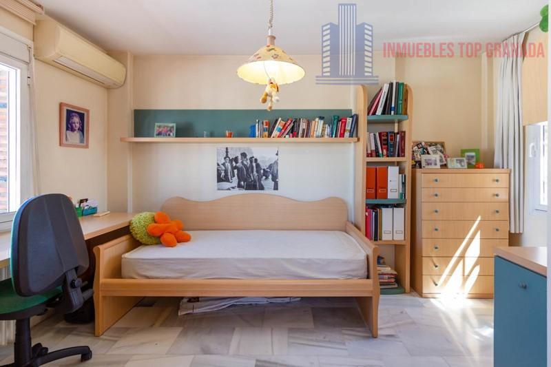 For sale of house in Granada