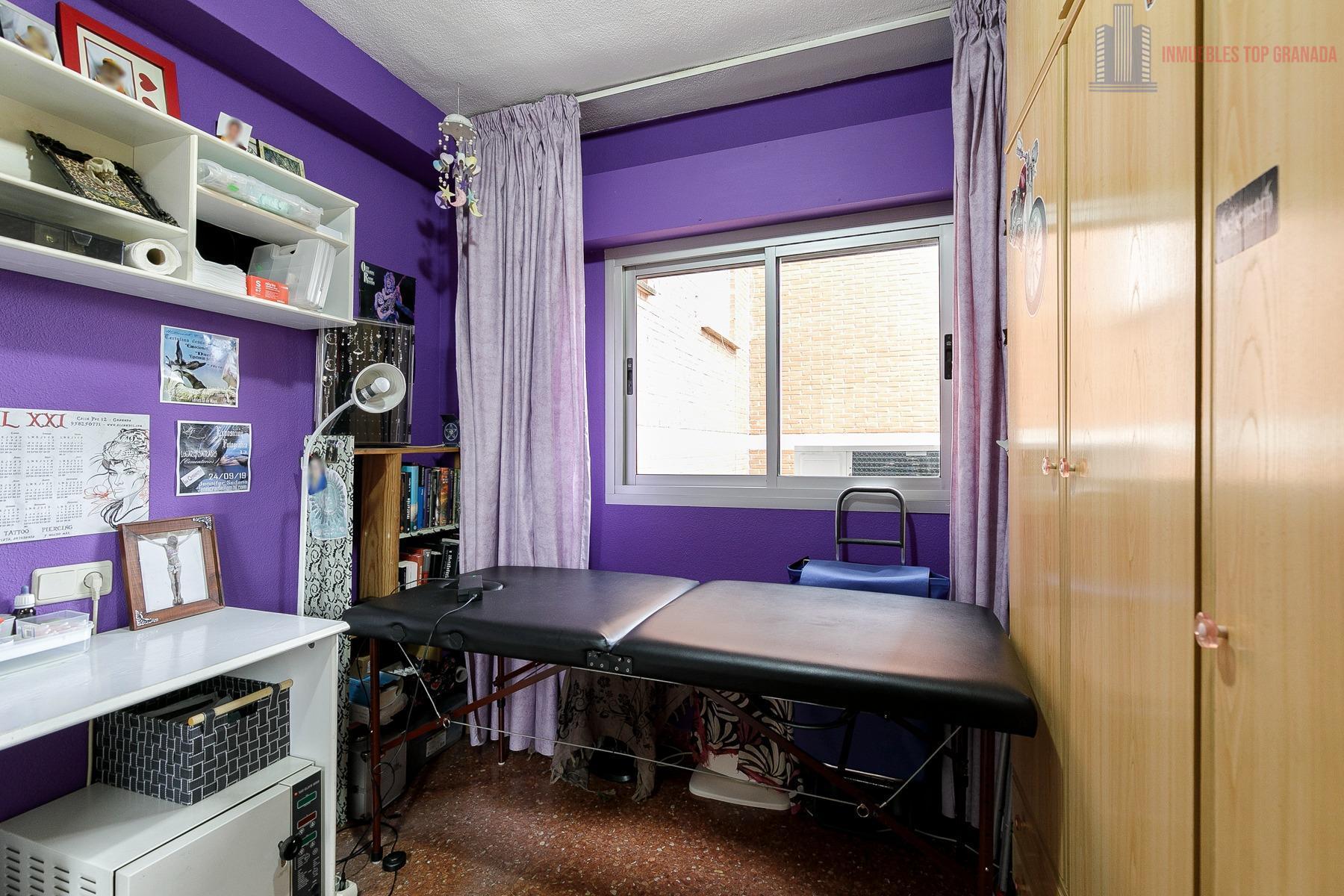 For sale of flat in Granada