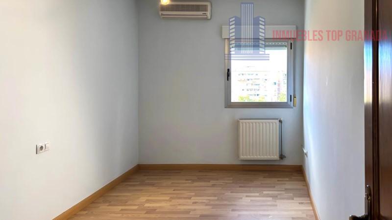For sale of flat in Granada