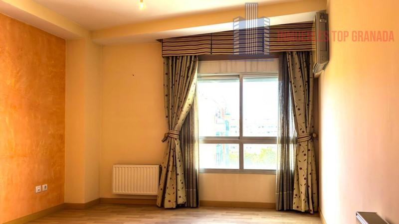 For sale of flat in Granada