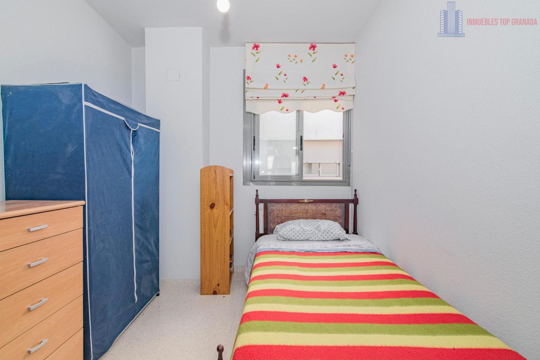 For sale of flat in Granada
