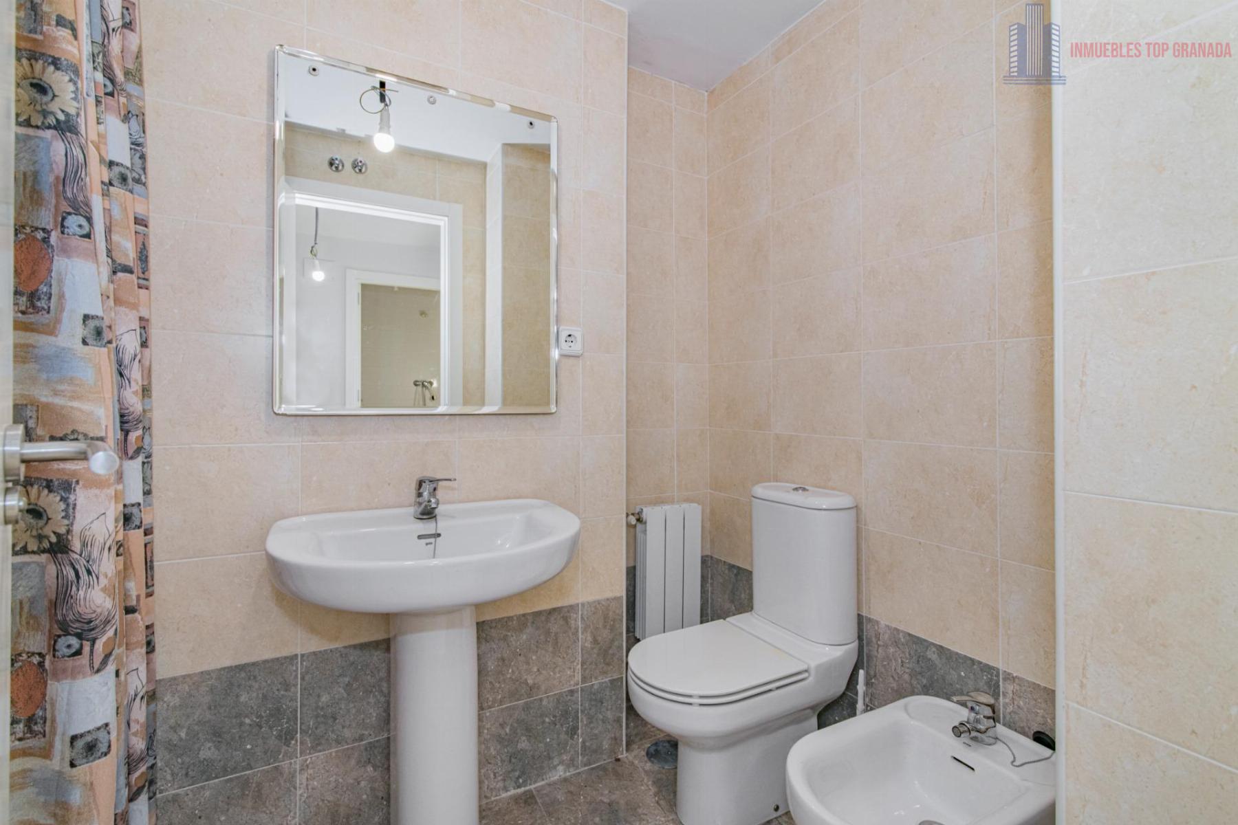 For sale of flat in Granada