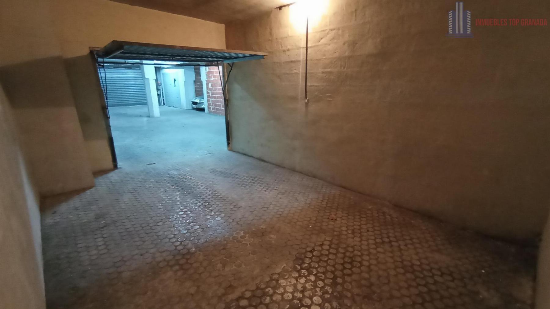 For sale of garage in Granada