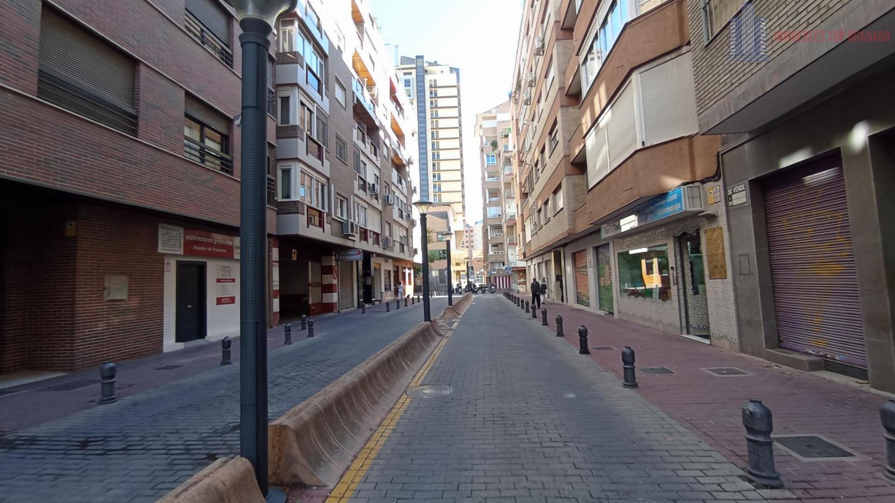 For sale of garage in Granada