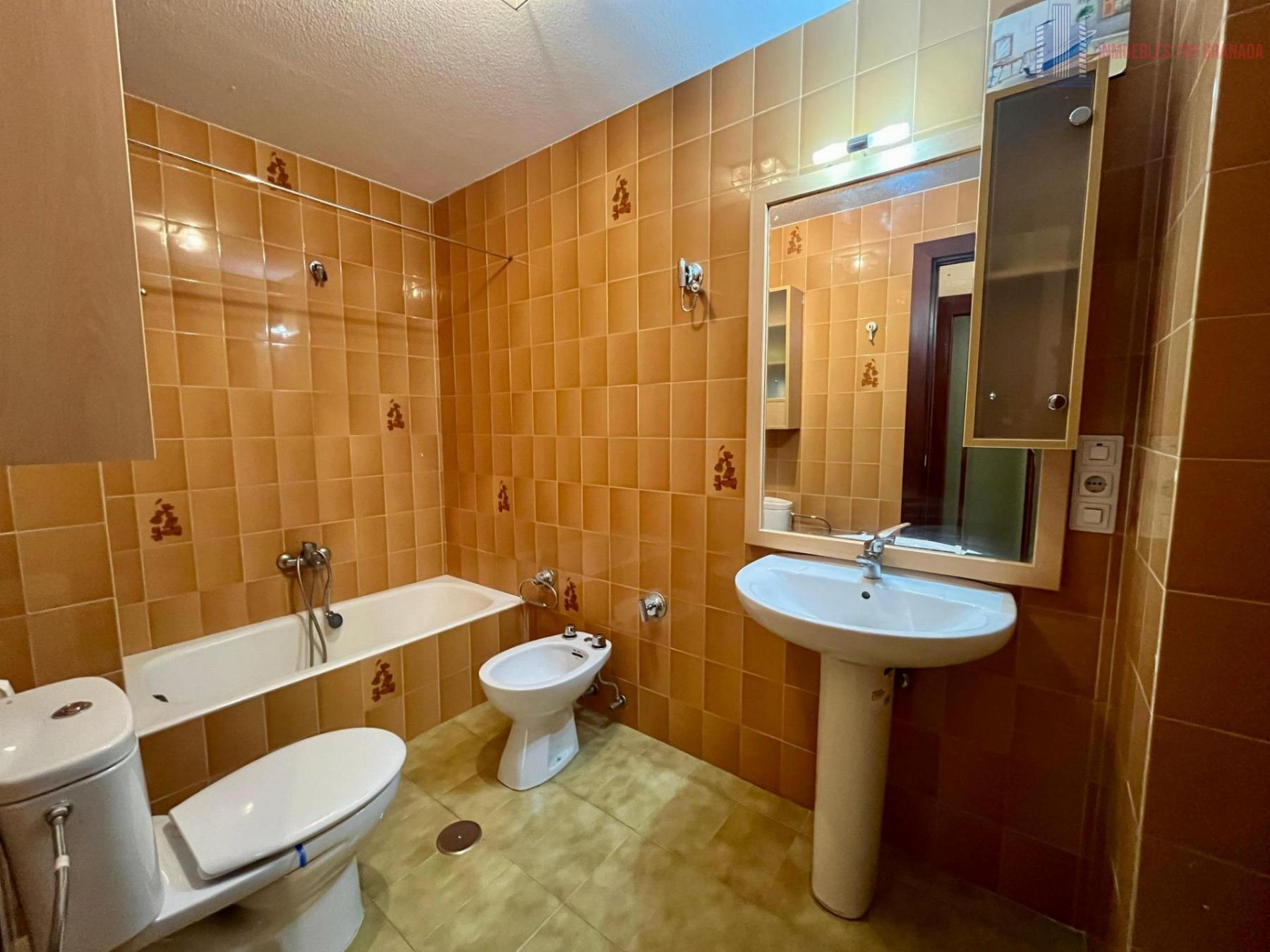 For sale of apartment in Granada