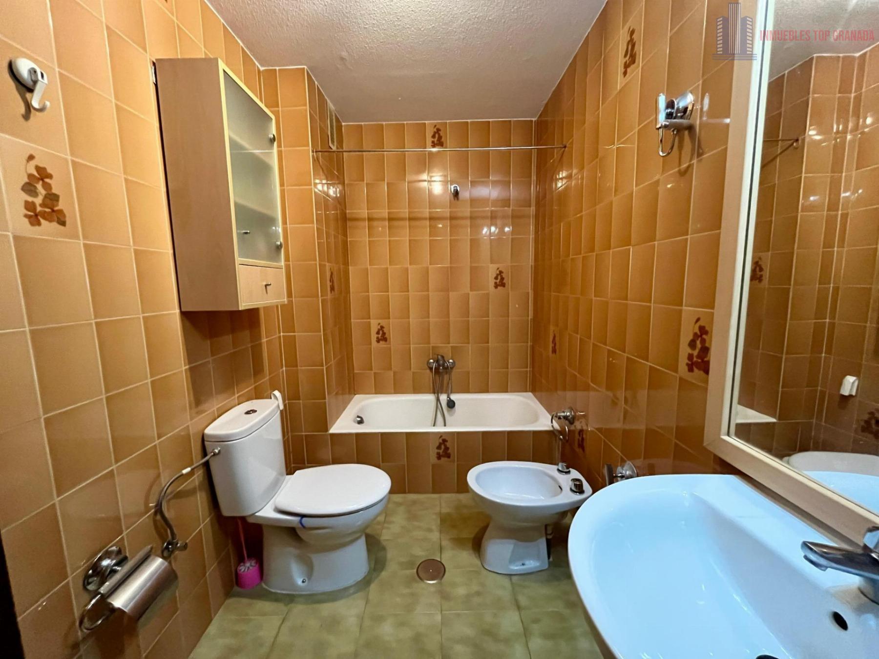 For sale of apartment in Granada