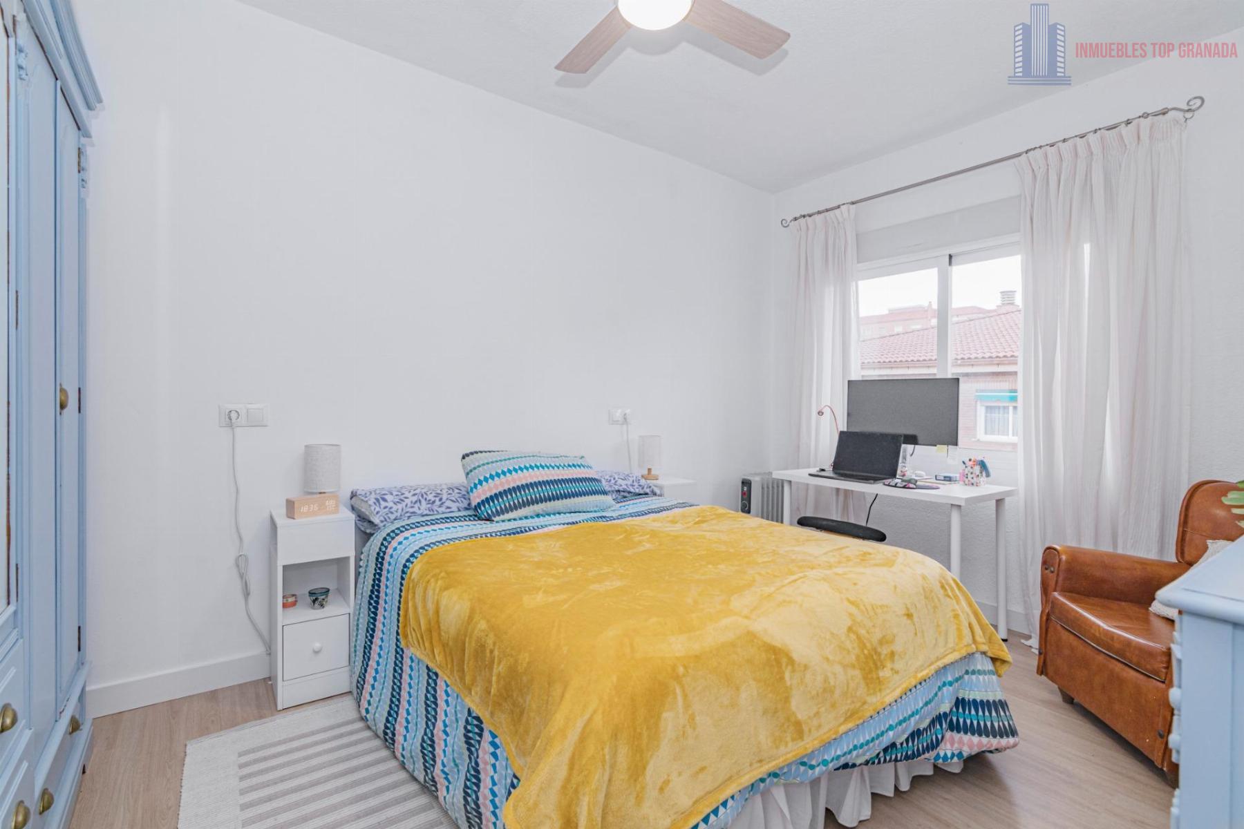 For sale of flat in Granada