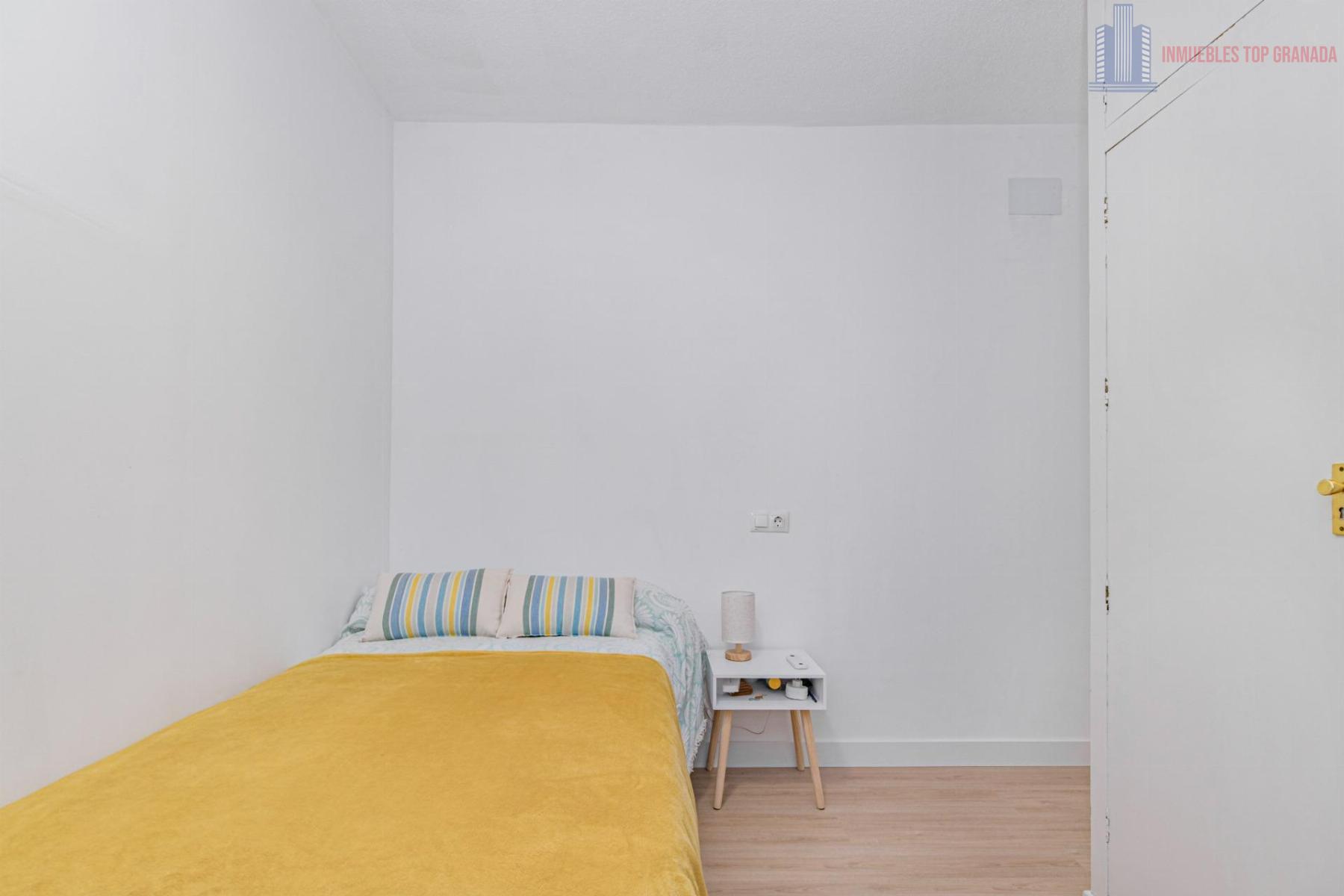 For sale of flat in Granada