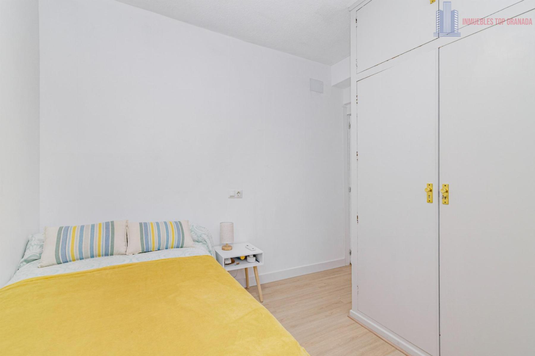 For sale of flat in Granada