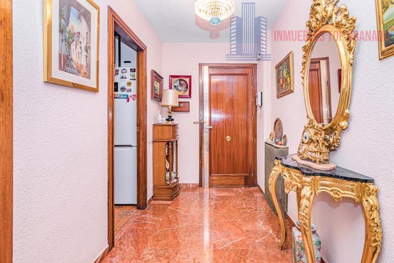 For sale of flat in Granada