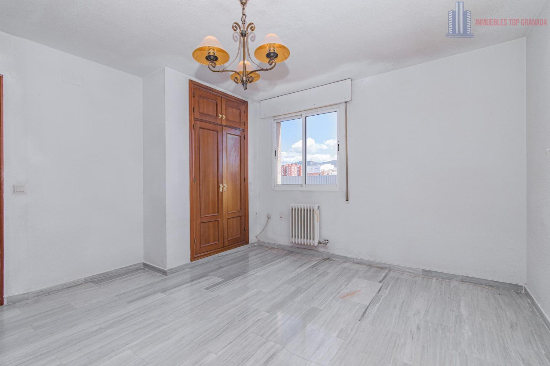 For sale of flat in Granada