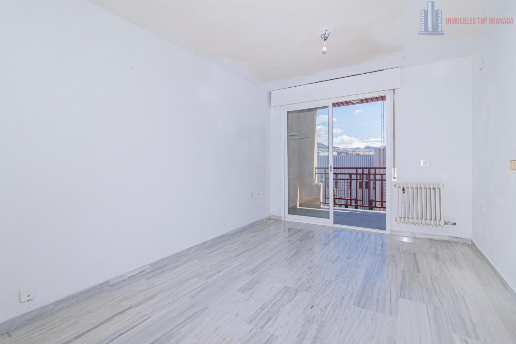 For sale of flat in Granada