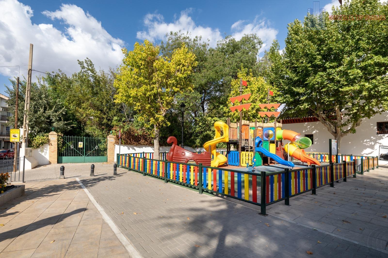For sale of commercial in Ogíjares