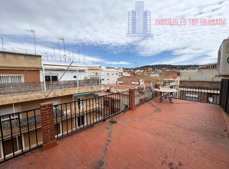 For sale of penthouse in Granada