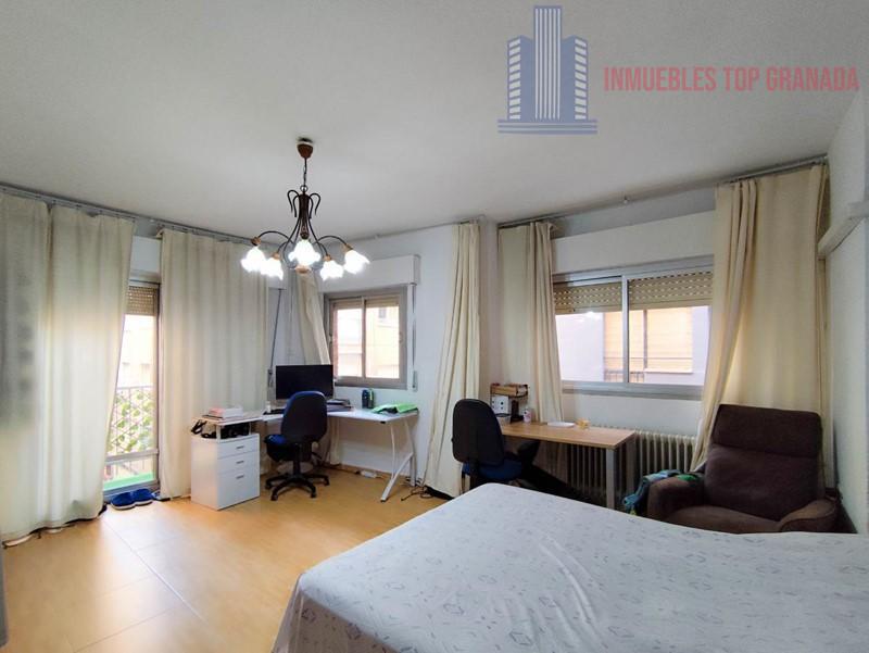 For sale of flat in Granada