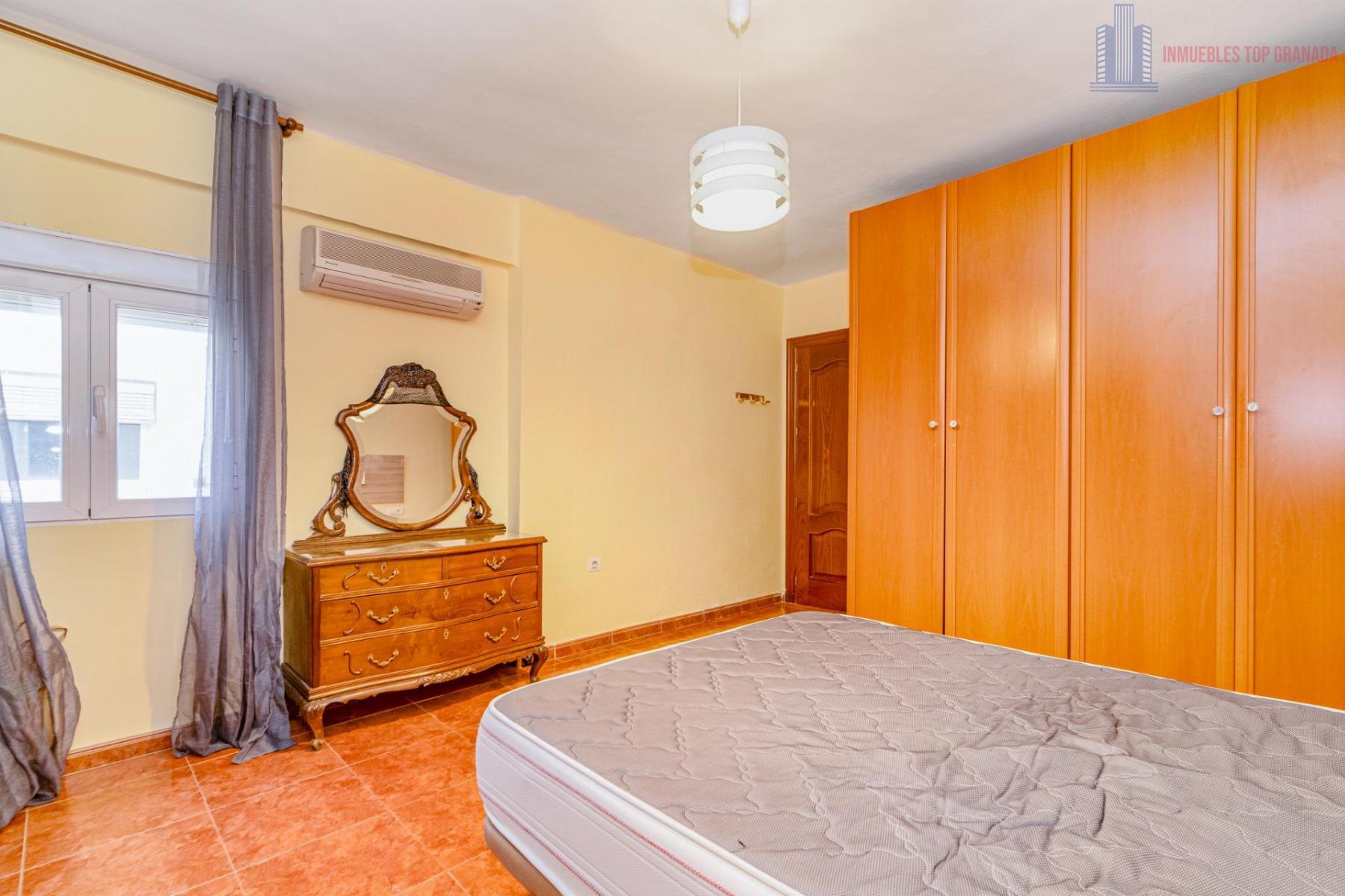 For sale of flat in Granada