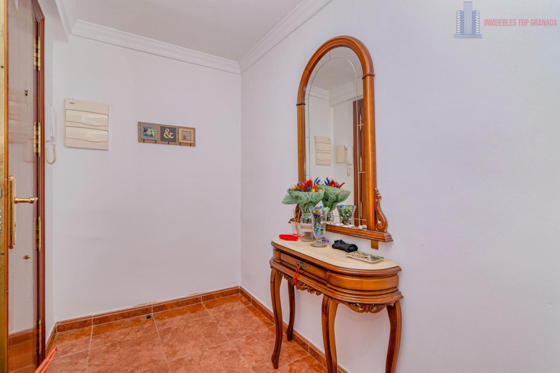 For sale of flat in Granada