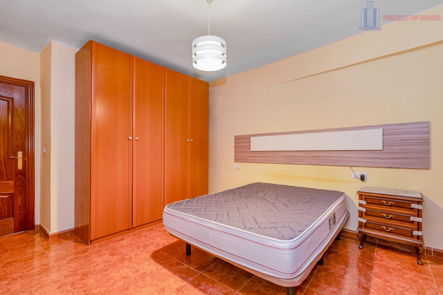 For sale of flat in Granada