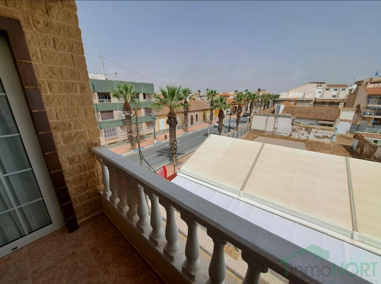 For sale of flat in Los Alcázares