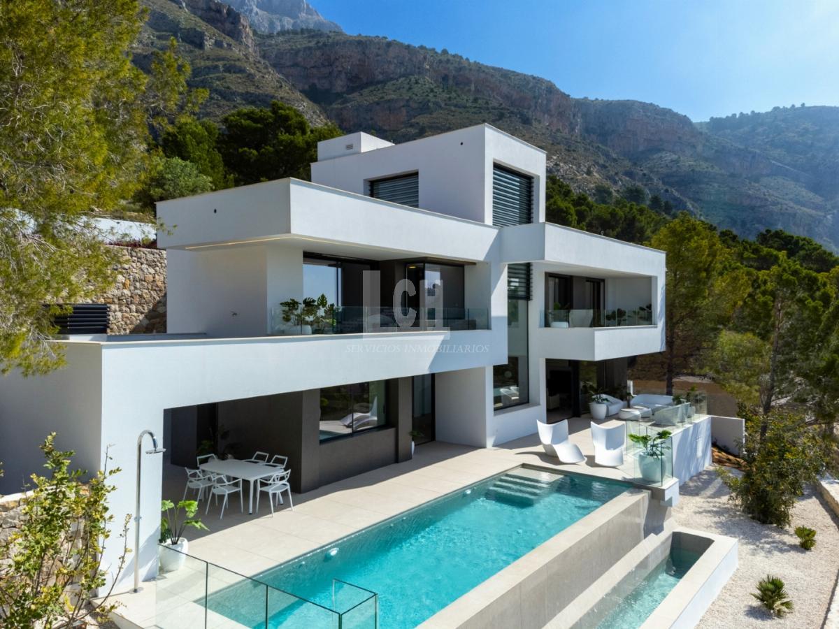 For sale of villa in Altea