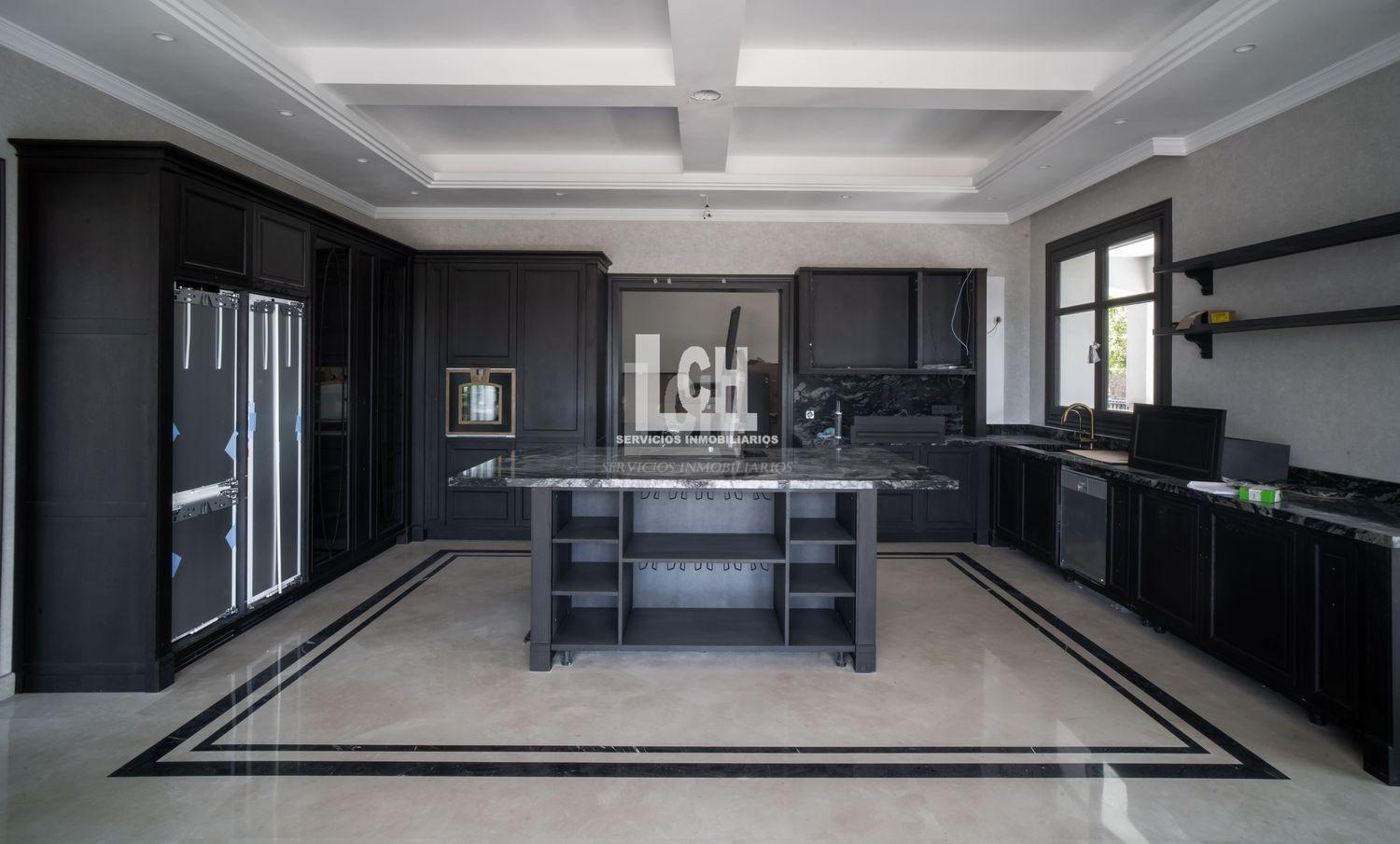 For sale of chalet in Marbella