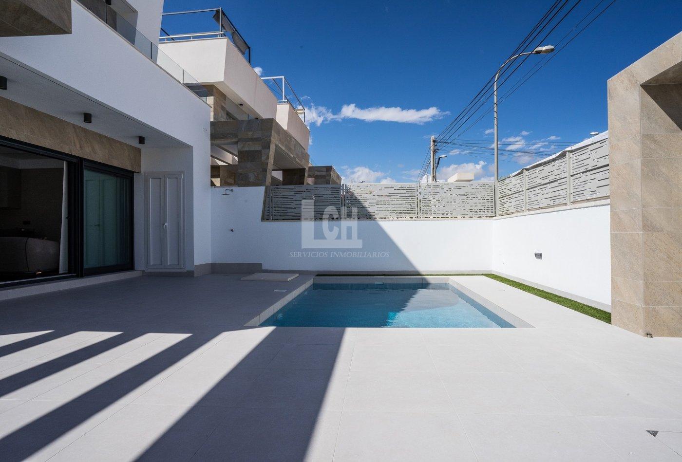 For sale of villa in San miguel de salinas