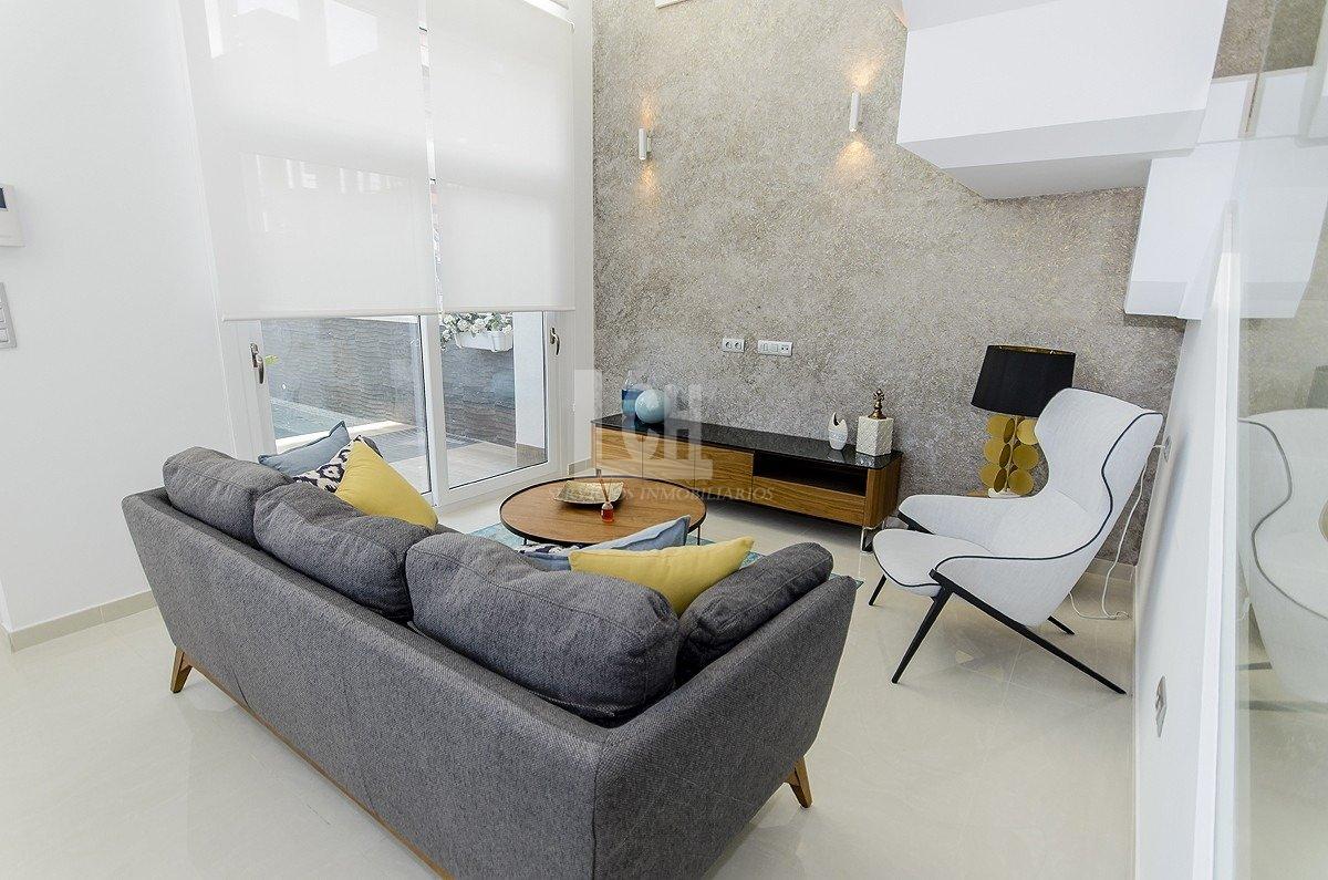 Venta de villa en Los montesinos
