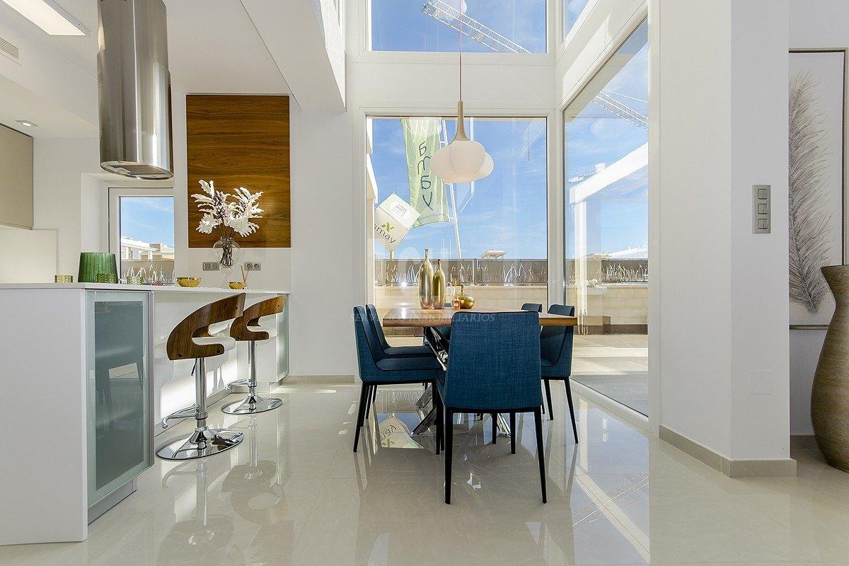 Venta de villa en Los montesinos