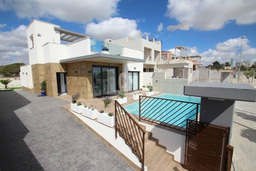 Venta de villa en San miguel de salinas