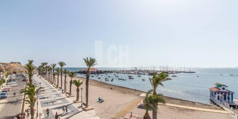 For sale of villa in Los alcázares